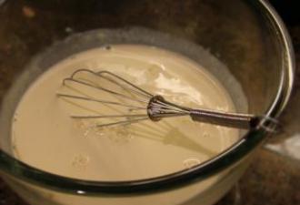 Γιατί οι τηγανίτες κολλάνε στο τηγάνι και σκίζονται όταν αναποδογυρίζονται: λόγοι, τι πρέπει να κάνετε για να μην κολλήσουν οι τηγανίτες στο τηγάνι;